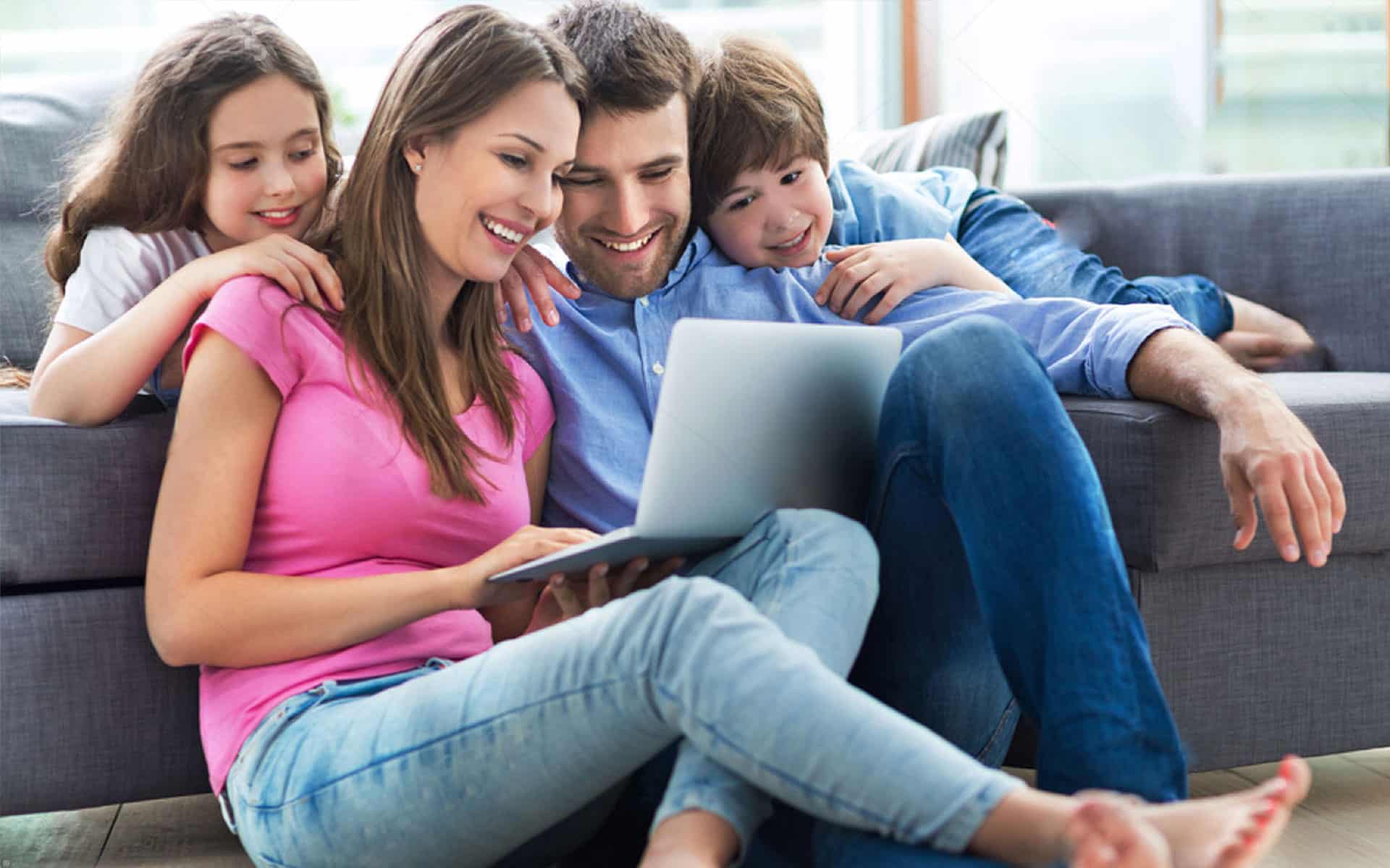 família ao computador